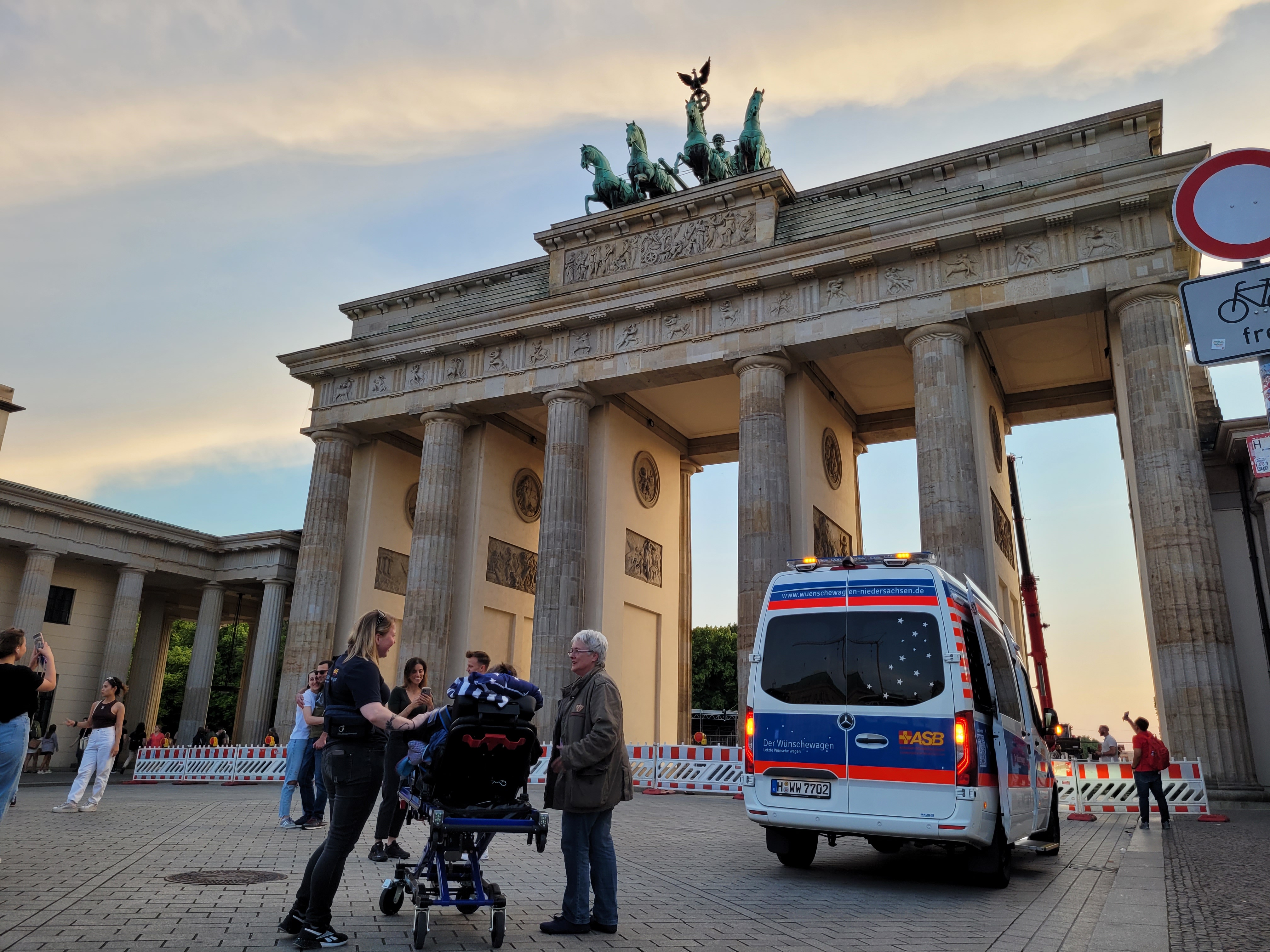 WüWa und Reisegruppe am Brandenburger Tor.jpg