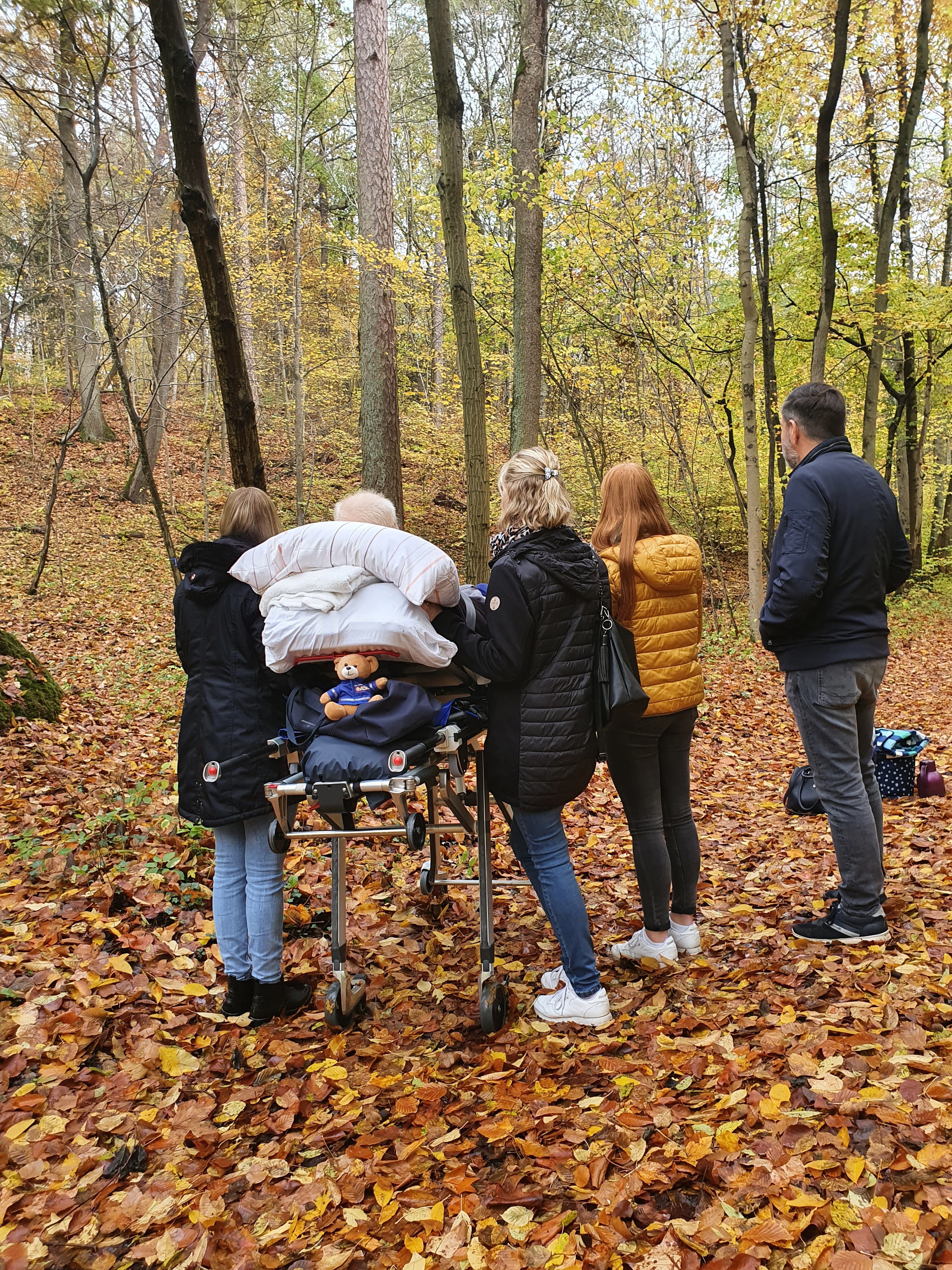 Helmut besucht Liselotte noch einmal im Friedwald