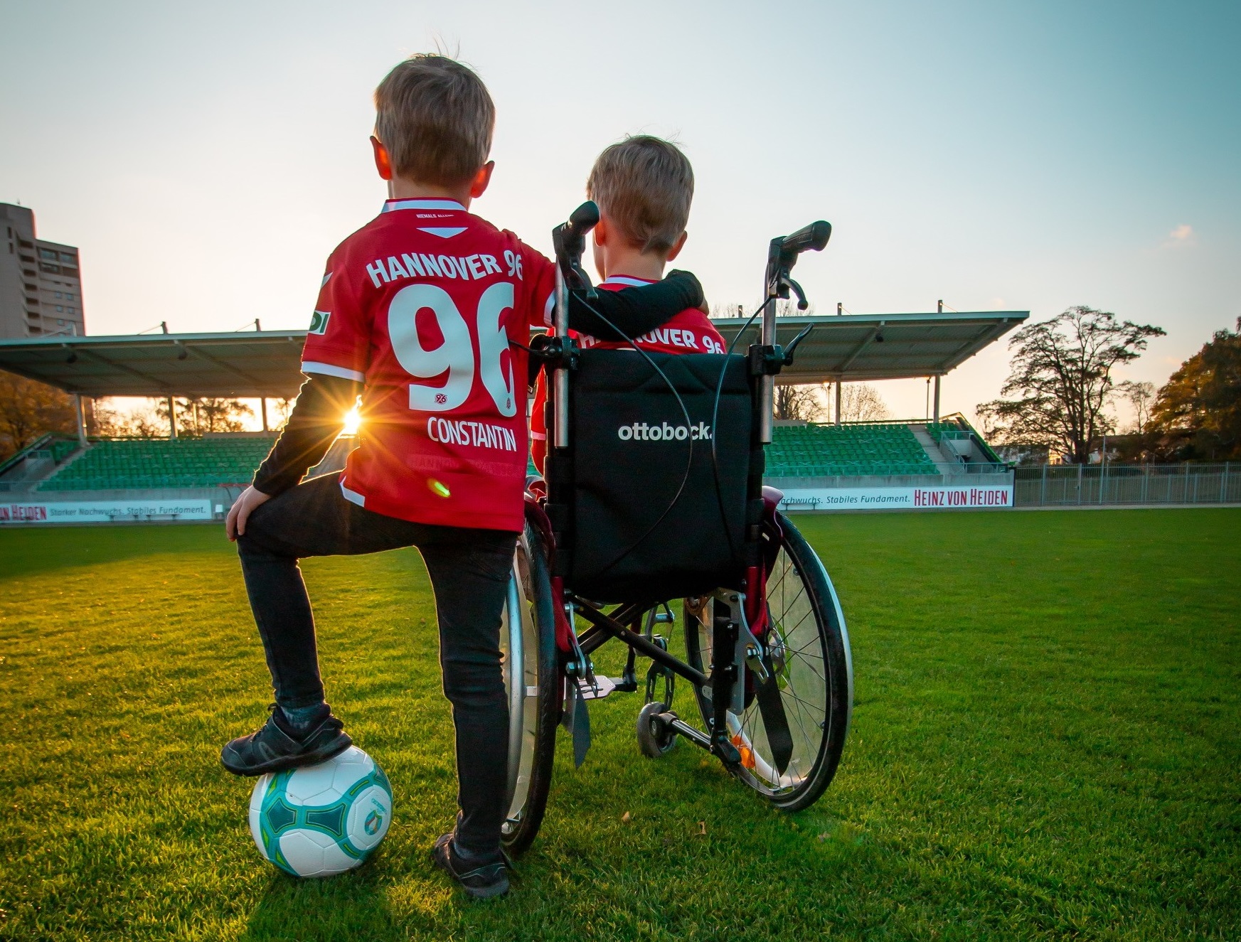 Hannover 96 unterstützt KiHo des ASB mit Trikotspende