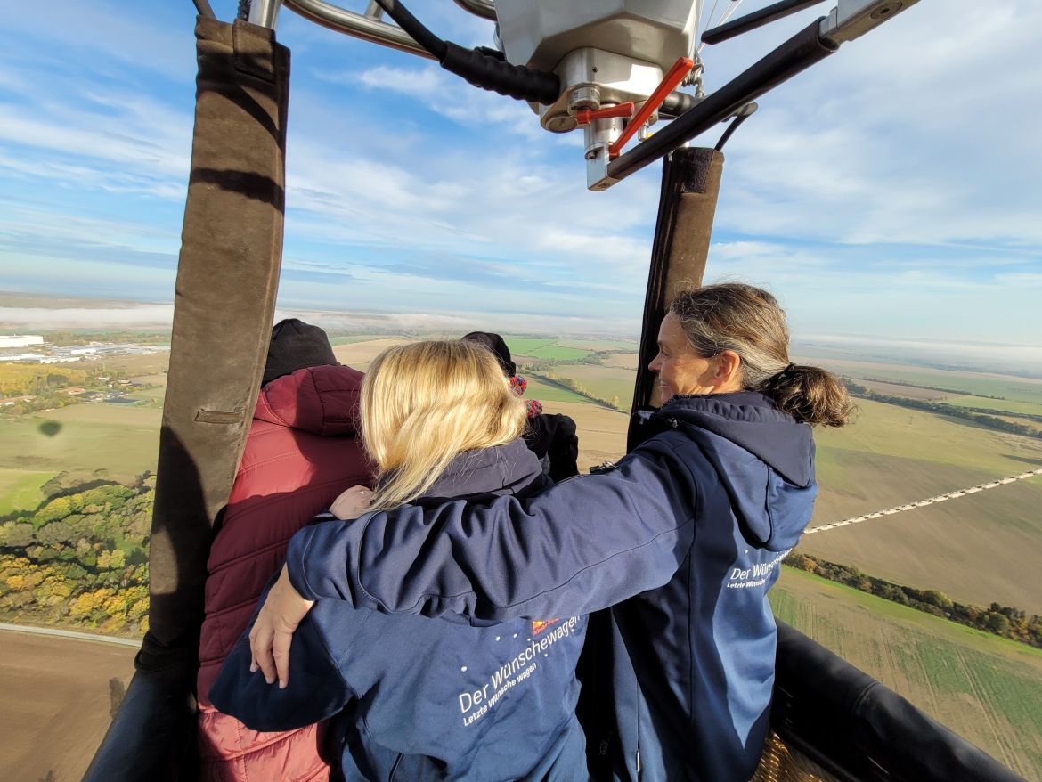 Wünschewagen-Reisegruppe im Heißluftballon.jpg