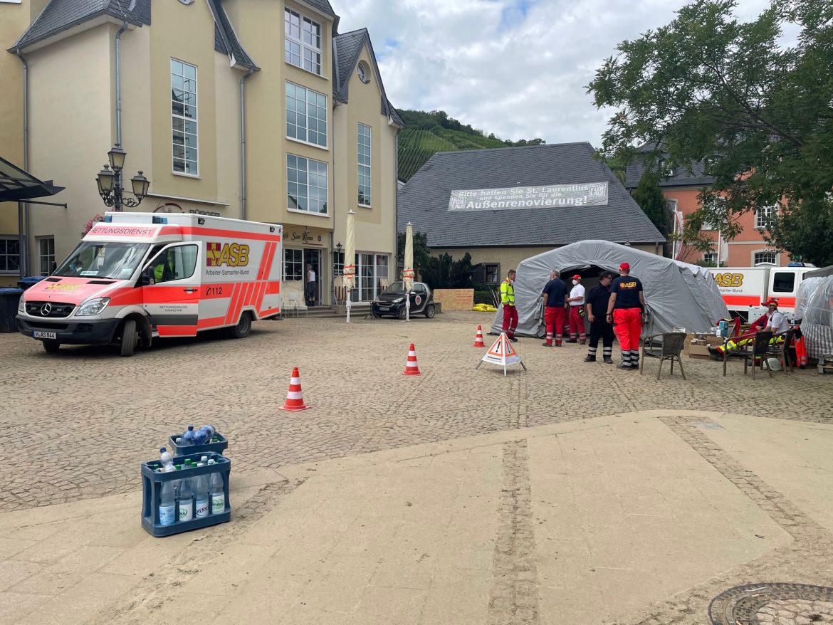 Unfallhilfsstelle Marktplatz Altstadt Ahrweiler.jpg